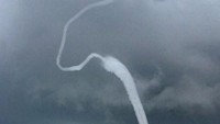 Waterspout terjadi di sungai Mekong pada 6 September 2006. Fenomena ini muncul sebelum adanya badai di ibukota Kamboja, Phnom Penh. Waterspout terlihat meliuk-liuk di angkasa sebelum menyentuh permukaan sungai. Pada bagian atas waterspout ini muncul dari awan hitam yang ada di atasnya.  (Foto: AFP PHOTO/James M. HESTON)