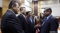 Wakil Ketua Komisi I DPR Asril Tanjung berbincang dengan calon duta besar RI untuk berbagai negara sebelum uji kelayakan dan kepatutan.