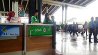 Dalam setiap gerainya, ada 3 petugas operator yang bersiap membantu penumpang untuk melakukan pemesanan melalui aplikasi Grab Now.