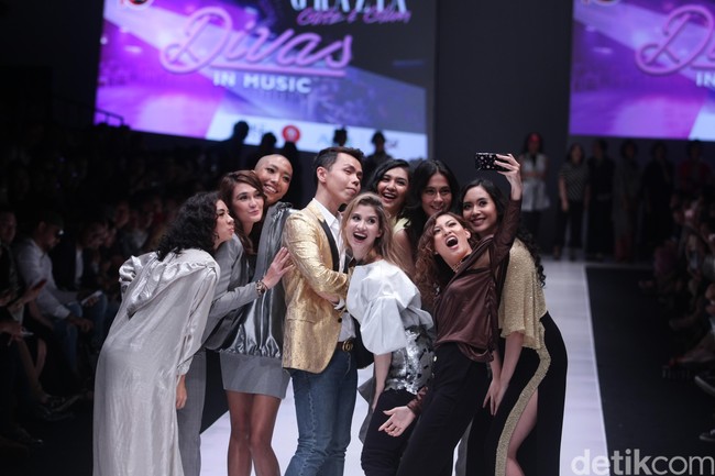 Fashion show Luna Maya berkolaborasi dengan desainer Hartono Gan, yang mengangkat tema Divas in Music di Jakarta Fashion Week 2018, Senayan City, Jakarta, Minggu (22/10/2017). Foto: Mohammad Abduh/Wolipop
