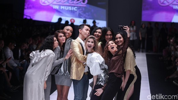 Foto: Mikha Tambayong Sampai Jennifer Bachdim di Fashion Show Luna Maya