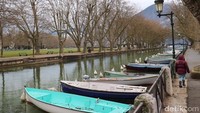 Annecy juga sering disebut Venesia di Alpen. Keindahan kotanya jarang ada ditemui di tempat-tempat lain Prancis (Dina/detikTravel)