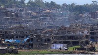 Pasukan militer Filipina berkumpul di tengah kota Marawi yang hancur dari pertempuran.