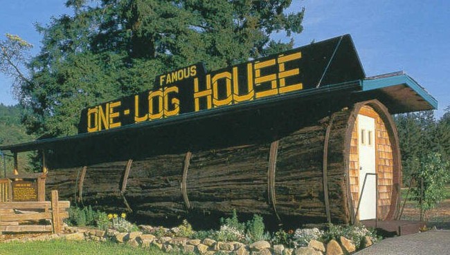 One-Log House, begitulah nama rumah yang bisa ditemukan di Garberville, California, Amerika Serikat ini. Rumah ini terbuat dari kayu gelondongan yang diambil dari pohon berusia 2 ribu tahun. Rumah kayu ini memiliki satu kamar tidur. Foto: Istimewa