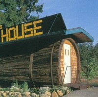 One-Log House, begitulah nama rumah yang bisa ditemukan di Garberville, California, Amerika Serikat ini. Rumah ini terbuat dari kayu gelondongan yang diambil dari pohon berusia 2 ribu tahun. Rumah kayu ini memiliki satu kamar tidur. Foto: Istimewa