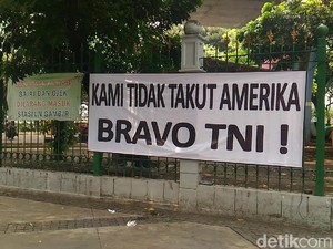 Spanduk Anti-AS Juga Muncul di Depan Stasiun Gambir
