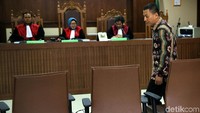 Dwi Widodo memasuki ruang sidang Pengadilan Tipikor, Jakarta.