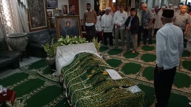 Anies Melayat ke Istri Mantan Gubernur DKI Wiyogo Atmodarminto