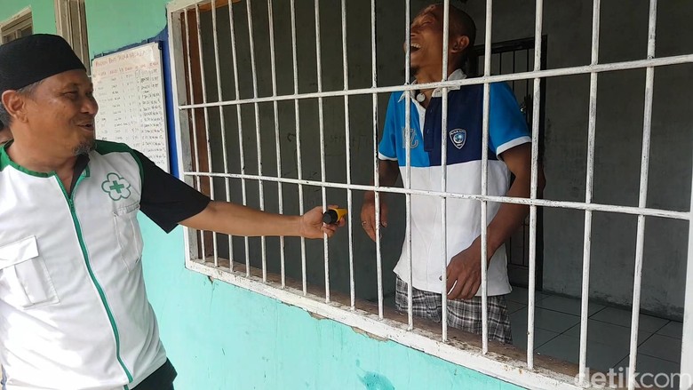 Begini Cara Deni Solang Sembuhkan Orang-orang Gila di Sukabumi Begini Cara Deni Solang Sembuhkan Orang-orang Gila di Sukabumi