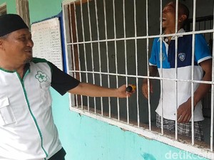 Begini Cara Deni Solang Sembuhkan Orang-orang Gila di Sukabumi