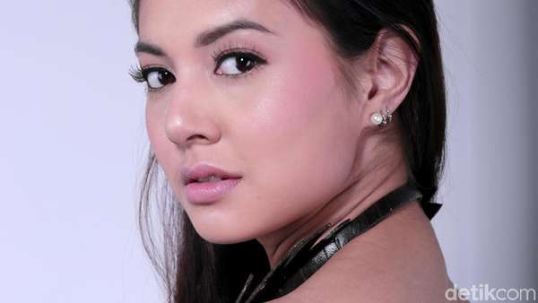 Aurelie Moeremans yang Selalu Terlihat Menarik Aurelie Moeremans yang Selalu Terlihat Menarik