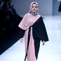 Artis berhijab lain yang turut meramaikan JFW 2018 adalah istri Ricky Harun, Herfiza. Ia membawakan rancangan dari Zaskia Sungkar yang bernuansa merah muda.  Foto: Dok.Mohammad Abduh/Wolipop