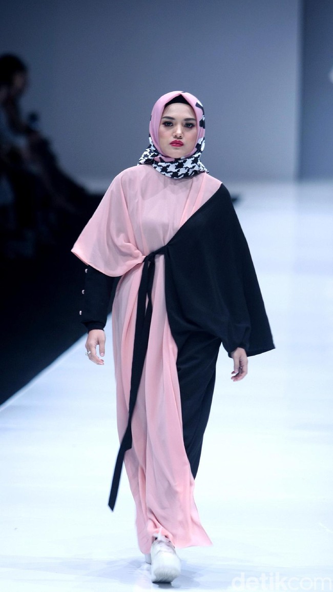 Artis berhijab lain yang turut meramaikan JFW 2018 adalah istri Ricky Harun, Herfiza. Ia membawakan rancangan dari Zaskia Sungkar yang bernuansa merah muda.  Foto: Dok.Mohammad Abduh/Wolipop