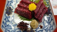 Sashimi kuda termasuk umum dimakan di seluruh Jepang. Rasanya disebut lebih kaya daripada daging sapi mentah.