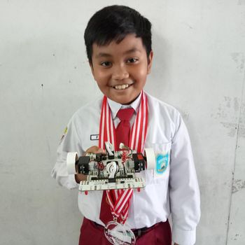 Fadhillah Ginting dengan robotnya