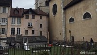 Bangunan-bangunan di Annecy pun memiliki aksen Eropa Klasik yang kental. Hampir seluruh bentuk dan warna bangunan pun senada (Dina/detikTravel)