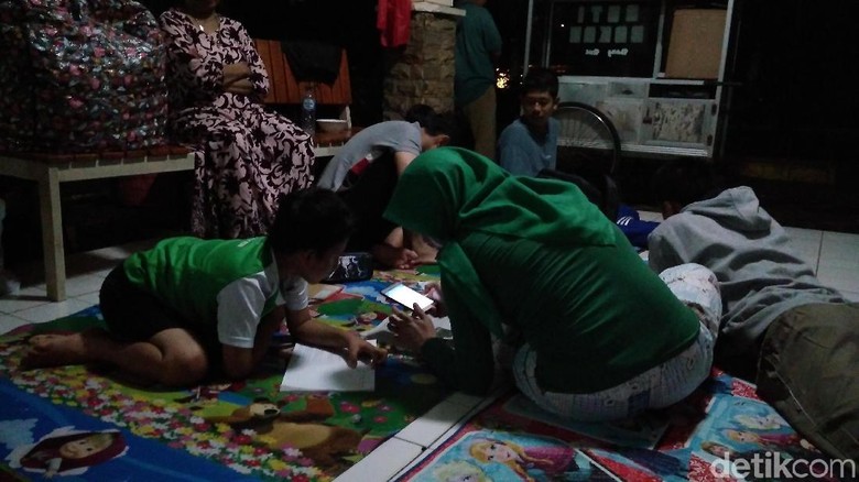 Anak-anak Tetap Belajar Meski Banjir Rendam Kawasan Kemang Anak-anak Tetap Belajar Meski Banjir Rendam Kawasan Kemang