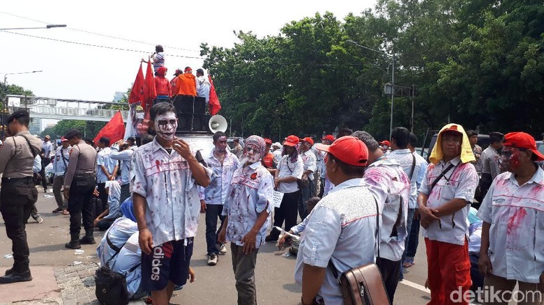 Sebelum ke Istana, Massa Zombi AMT Aksi di Depan Kantor Pertamina Sebelum ke Istana, Massa Zombi AMT Aksi di Depan Kantor Pertamina