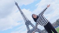 Seperti berkunjung ke Menara Eiffel di Paris, Prancis. Gregoria berpose dengan latar menara ikonik tersebut (greegoriaa/Instagram)