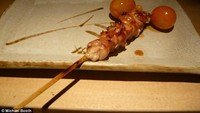 Ovarium ayam dan saluran tuba juga jadi bagian dari yakitori. Mereka juga memakan tulang rawan ayam atau nankotsu. Memang yakitori bisa memakai setiap bagian ayam.