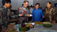 Hadir Direktur Utama J-Trust Bank Ritsuo Ando didampingi Direktur Rio Lanasier, Komisaris Shigeyoshi Asano dan Direktur Yosuke Tanaka bersama Direktur Budi T. Halim. Foto: dok. JTrust