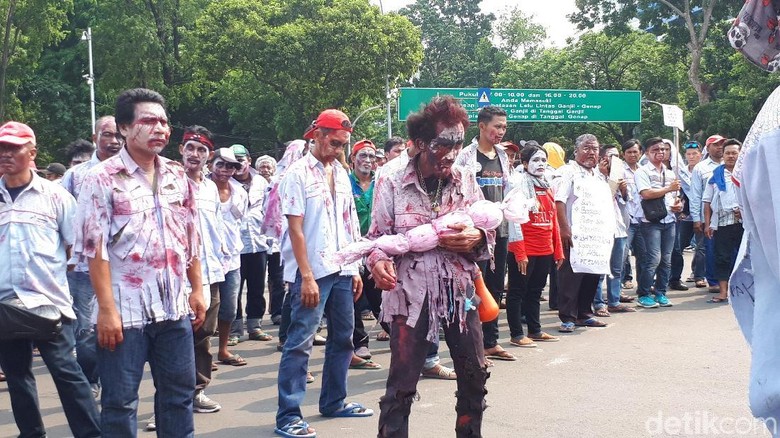 Tiba di depan Istana, Zombi AMT Ingin Temui Presiden Jokowi Tiba di depan Istana, Zombi AMT Ingin Temui Presiden Jokowi