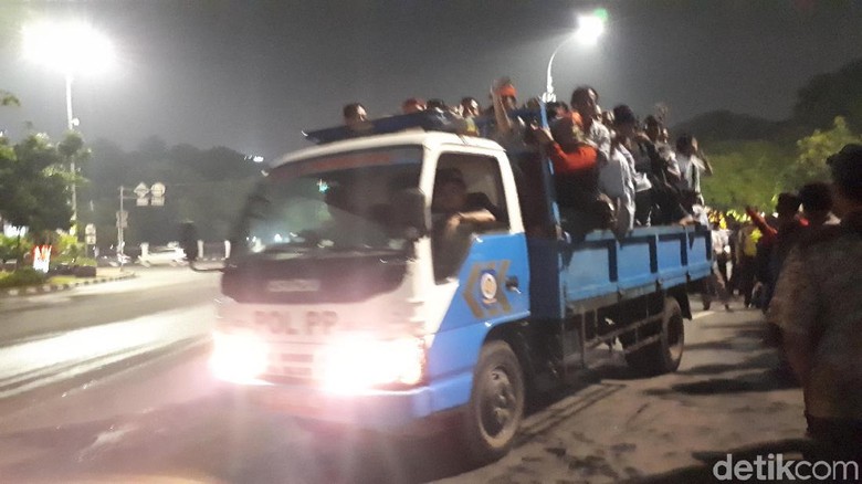 Massa Zombie AMT Bubar, Pulang Menumpang Truk Satpol PP Massa Zombie AMT Bubar, Pulang Menumpang Truk Satpol PP