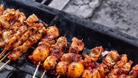 Buat penggemar sate Madura di Jakarta pasti kenal dengan cak Heri yang ada di Jl. Sabang. Akun @henjiwong memamerkan sate yang sedang dibakar di pinggir jalan. Ada sate telur muda, hati, ampela dan kulit ayam.Foto: Istimewa