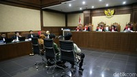 Saksi yang hadir dalam sidang lanjutan dugaan korupsi e-KTP adalah Mantan Direktur Utama PNRI Isnu Edhi Wijaya, mantan koordinator bagian keuangan Konsorsium PNRI Indri Mardiani, dan mantan Ketua Manajemen Bersama Konsorsium PNRI Adres Ginting.