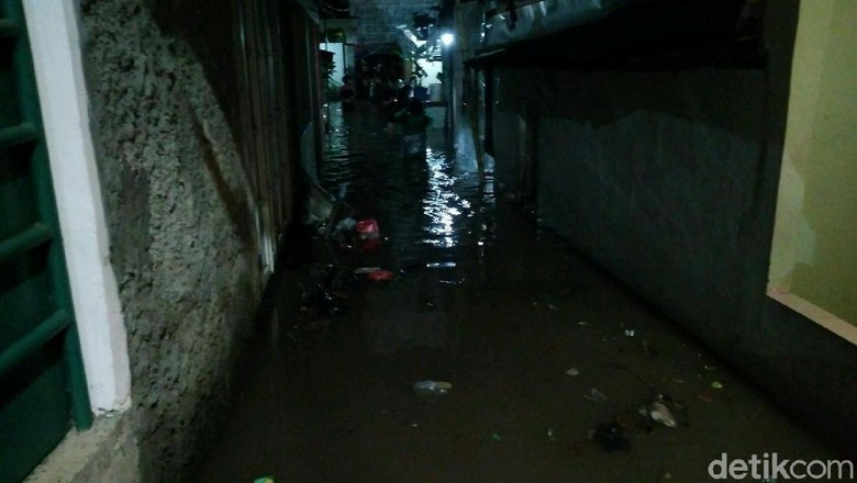 Banjir Rendam Kemang Timur, Warga Mengungsi di SDN Bangka Banjir Rendam Kemang Timur, Warga Mengungsi di SDN Bangka