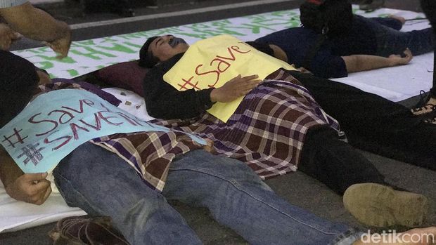Massa eks mahasiswa menggelar aksi teatrikal di Mapolda Metro Jaya