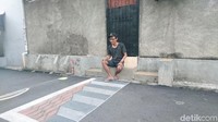 Ada pesan di dalam lukisan 3D Depok ini. Maknanya, para pengendara lebih berhati-hati dalam melintas di komplek tersebut, seperti melihat tangga yang menjorok ke dalam aspal ini (Ahmad Masaul Khoiri/detikTravel)