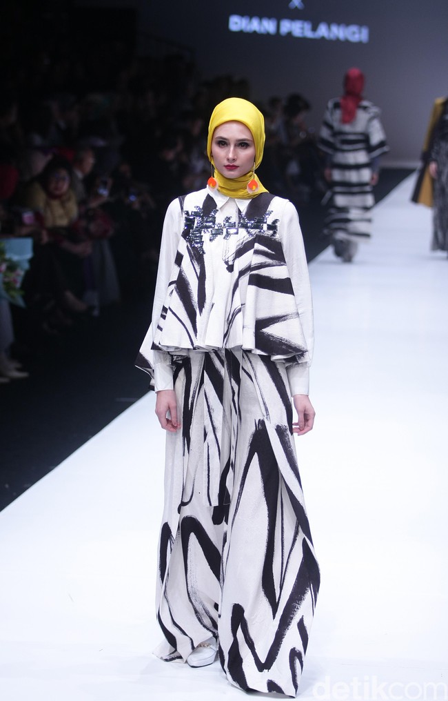 Koleksi terbaru desainer Dian Pelangi yang mengangkat tema bertajuk Arsiran di Jakarta Fashion Week 2018. Senayan City, Jakarta, Minggu (22/10/2017). Foto: Mohammad Abduh/Wolipop