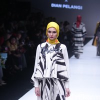 Koleksi terbaru desainer Dian Pelangi yang mengangkat tema bertajuk Arsiran di Jakarta Fashion Week 2018. Senayan City, Jakarta, Minggu (22/10/2017). Foto: Mohammad Abduh/Wolipop