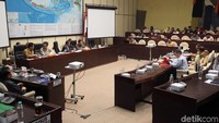 Dari rapat dengar pendapat, mayoritas ormas Islam, seperti HTI dan FPI, menolak Perppu Ormas. Sedangkan ada pula yang menerima, seperti Pemuda Pancasila dan Persekutuan Gereja Indonesia (PGI). Pihak Polri, TNI, Jaksa Agung, dan Kemendagri pun mendukung Perppu Ormas menjadi undang-undang.