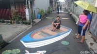 Adalah karang taruna dari Jalan Danau Tondano, RW 3, Kelurahan Sukma Jaya, Depok yang mengerjakannya. Salah seorang warga melihat traveler berpose di lukisan kapal 3D (Ahmad Masaul Khoiri/detikTravel)