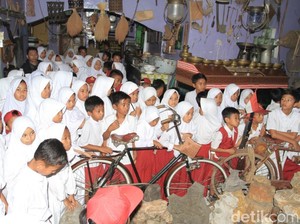 Ceria Siswa SD Jelajah Museum Barang Antik Polisi Bandung