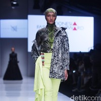 Ciput tersebut menemani gaun rancangan Norma yang bergaya dramatis. Selain gaun, hadir pula pilihan outerwear serta blouse bermotif yang dipadukan dengan celana panjang.  Foto: Dok. Mohammad Abduh/Wolipop