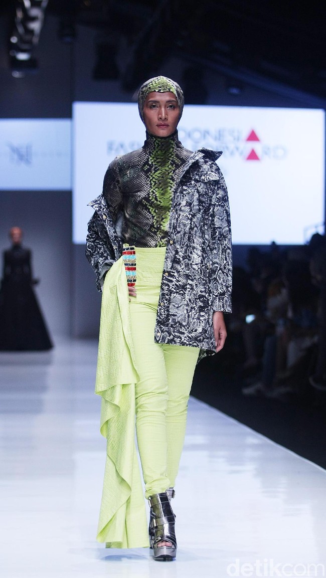 Ciput tersebut menemani gaun rancangan Norma yang bergaya dramatis. Selain gaun, hadir pula pilihan outerwear serta blouse bermotif yang dipadukan dengan celana panjang.  Foto: Dok. Mohammad Abduh/Wolipop