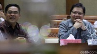 Senyum Menteri Perindustrian Airlangga Hartarto dan Sekjen Kemenperin Haris Munandar saat rapat kerja dengan Komisi VI.