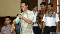 Isnu Edhi Wijaya memasuki ruang sidang Pengadilan Tipikor, Jakarta.