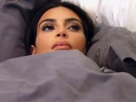 Perawatan Kulit Kim Kardashian Paling Aneh, Minum ASI Hingga Tidur Terlentang