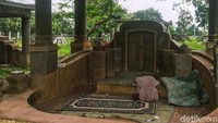 Lahan kompleks makan China yang terletak di Cipinang Besar, Jatinegara, Jakarta Timur ini digunakan sebagai tempat tinggal oleh para pemulung.
