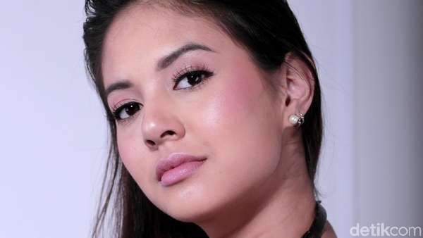 Aurelie Moeremans yang Selalu Terlihat Menarik Aurelie Moeremans yang Selalu Terlihat Menarik