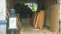 Para pemulung tinggal di atas kuburan hanya sampai sore hari.