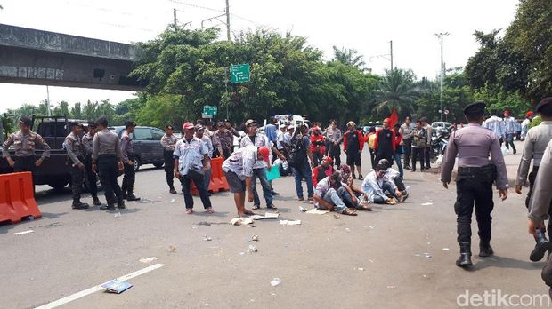 Sebelum ke Istana, Massa Zombie AMT Aksi di Depan Kantor Pertamina