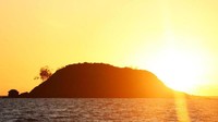 Tak ada yang lebih sempurna dari menikmati matahari yang pulang keperaduan. Tanpa polusi, hanya ada pantulan warna jingga di laut dan cakrawala. Kepulauan Nosy Mitsio benar-benar cantik (Anisha Shah/BBC)