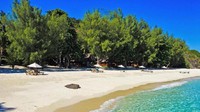 Satu-satunya tempat untuk akomodasi di kepulauan ini ada di Constance Tsarabanjina, sebuah resor pulau pribadi sekitar 30 km selatan Organ pipes. Siluet pegunungan bukit dan hutan, batuan vulkanik dan pohon-pohon badami dikelilingi oleh lumba-lumba perumahan dan penyu hijau, dengan paus bungkuk yang berkunjung dari bulan Juli sampai Agustus jadi penawaran menarik bagi para turis (Anisha Shah/BBC)