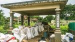 Potret Jakarta, Orang Tinggal di Kuburan