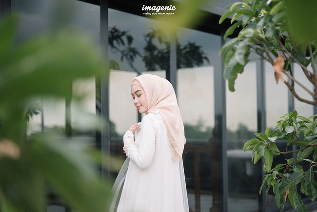 Saat pengajian, Hamidah Rachmayanti tampil feminin dalam gamis putih yang memiliki sematan detail mutiara pada bagian lengan dan atasnya. Selebriti Instagram (selebgram) hijab asal Bogor ini menempurnakan penampilan dengan kerudung krem. Foto: Dok. Instagram @imagenic